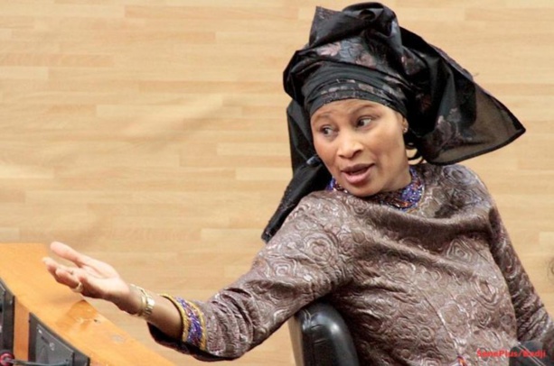 Accusée d'étre une proche du juge Maham DIALLO, Aissata Tall Sall répond à Sonko: "Je ne lui ai jamais serré la main" Accusée d'étre une proche du juge Maham DIALLO, Aissata Tall Sall répond à Sonko: "Je ne lui ai jamais serré la main"