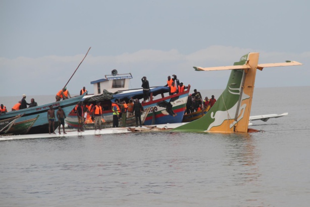 Tanzanie : Un avion de ligne échoue en mer...