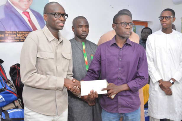 THIES : Le DG de l’AIBD Abdoulaye Dieye équipe les 94 Asc de la Commune THIES : Le DG de l’AIBD Abdoulaye Dieye équipe les 94 Asc de la Commune