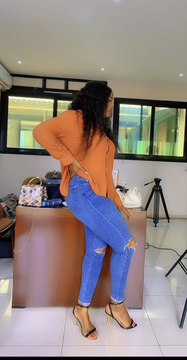 L'animatrice Adjara Faye de Dtv !!! L'animatrice Adjara Faye de Dtv !!!