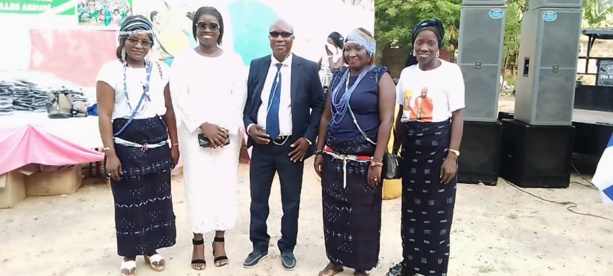 Oussouye : 250 élèves primés dont 14 équipés d’ordinateurs par la conseillère du HCTT Dieynaba Goudiaby Oussouye : 250 élèves primés dont 14 équipés d’ordinateurs par la conseillère du HCTT Dieynaba Goudiaby