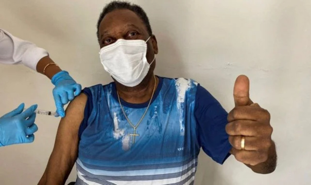 Brésil : le footballeur Pelé, hospitalisé, se sent «fort, et plein d'espoir»