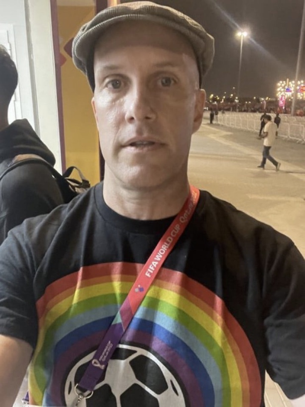 ARGENTINE - PAYS-BAS : Décès en plein match du journaliste américain qui avait porté un t-shirt arc-en-ciel ARGENTINE - PAYS-BAS : Décès en plein match du journaliste américain qui avait porté un t-shirt arc-en-ciel