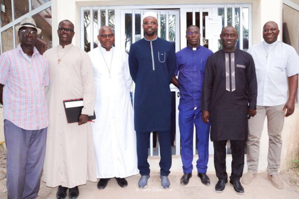 Ousmane Sonko chez l'archevêque de Ziguinchor Ousmane Sonko chez l'archevêque de Ziguinchor