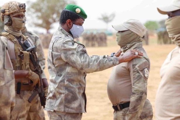 Mali : 439 recrues des forces spéciales présentées au drapeau