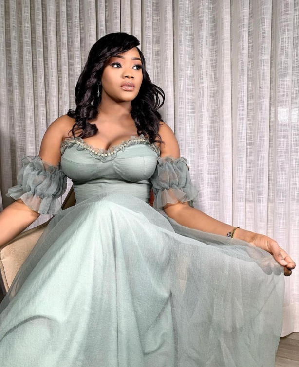 Fama Thioune avec sa robe Fama Thioune avec sa robe