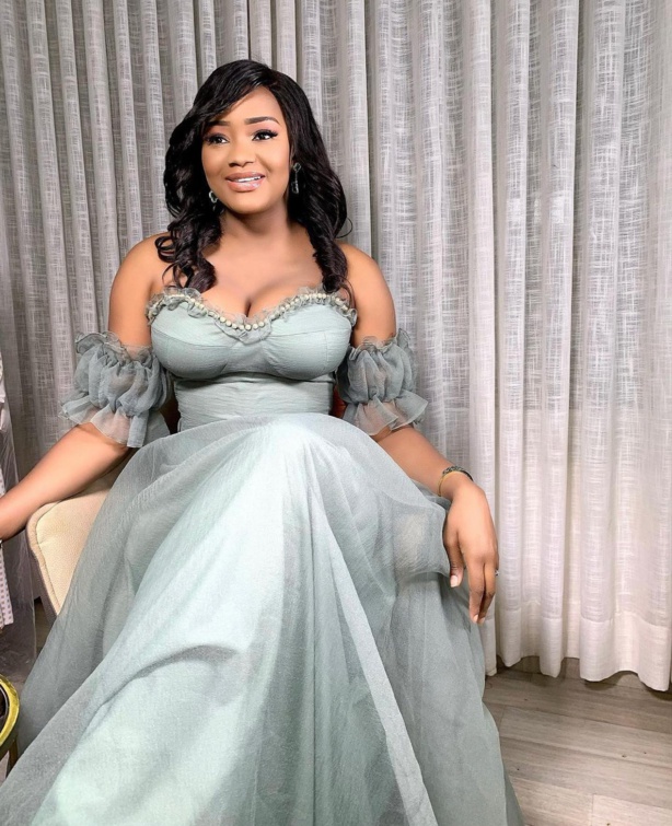 Fama Thioune avec sa robe Fama Thioune avec sa robe