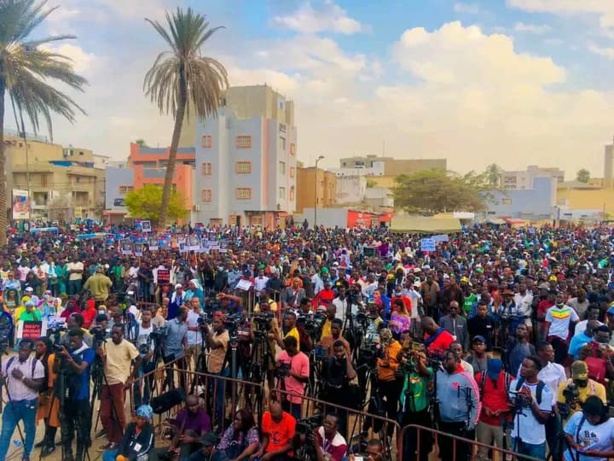 "Milliards volés" sous Macky... les premières images de la manifestation à la place de la Nation "Milliards volés" sous Macky... les premières images de la manifestation à la place de la Nation