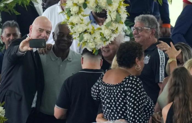 Gianni Infantino a pris un selfie à côté du cercueil de Pelé et des critiques ont éclaté