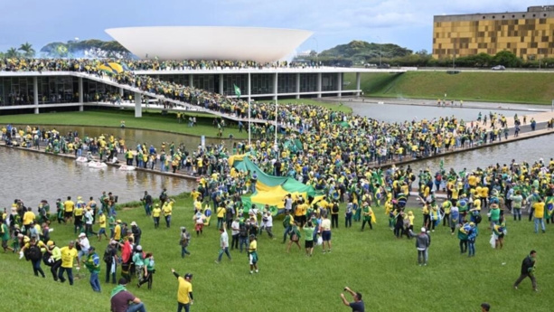 Chaos dans les lieux de pouvoir de Brasilia après leur invasion par des partisans de Bolsonaro