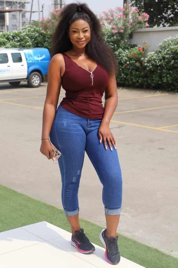 Kadhy Toure, l'animatrice Ivoirienne de la NCI qui fait monter la pression... Kadhy Toure, l'animatrice Ivoirienne de la NCI qui fait monter la pression...