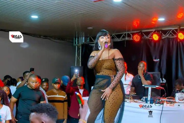 L'artiste Ougandaise Lydia jazmine Addicts et sa tenue provocatrice L'artiste Ougandaise Lydia jazmine Addicts et sa tenue provocatrice