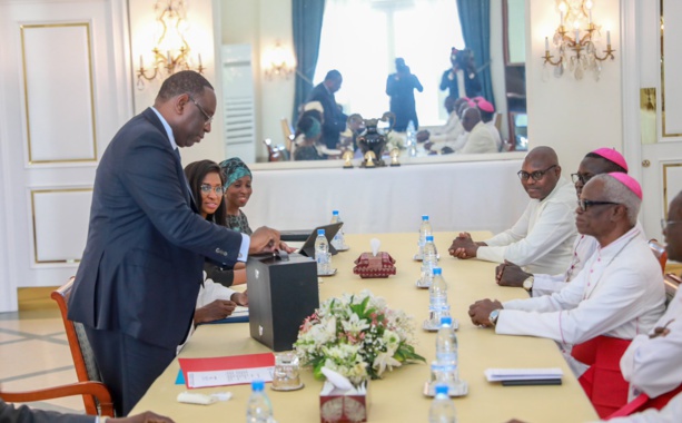 Les évêques reçus à la Présidence de la République Les évêques reçus à la Présidence de la République