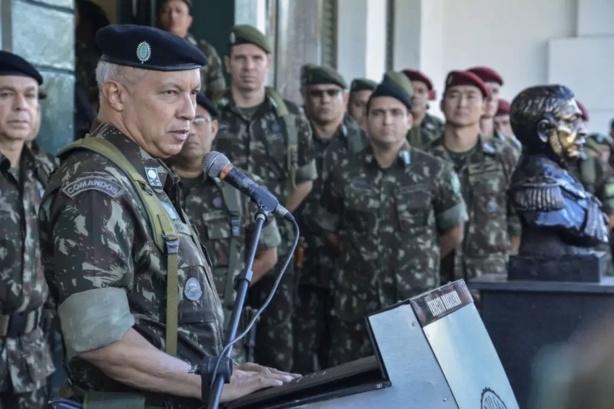 Brésil : Le Chef de l'armée Julio César Arruda limogé !