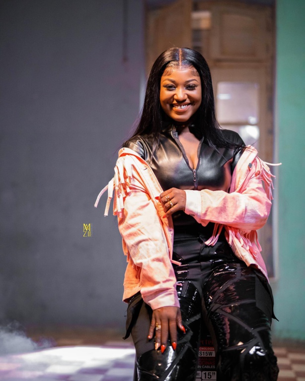 La chanteuse Mia Guissé change complètement de style La chanteuse Mia Guissé change complètement de style