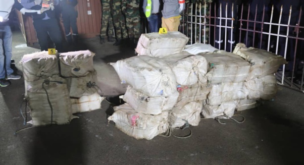 Au large de Dakar, 805 kg de cocaïne saisis par la marine nationale