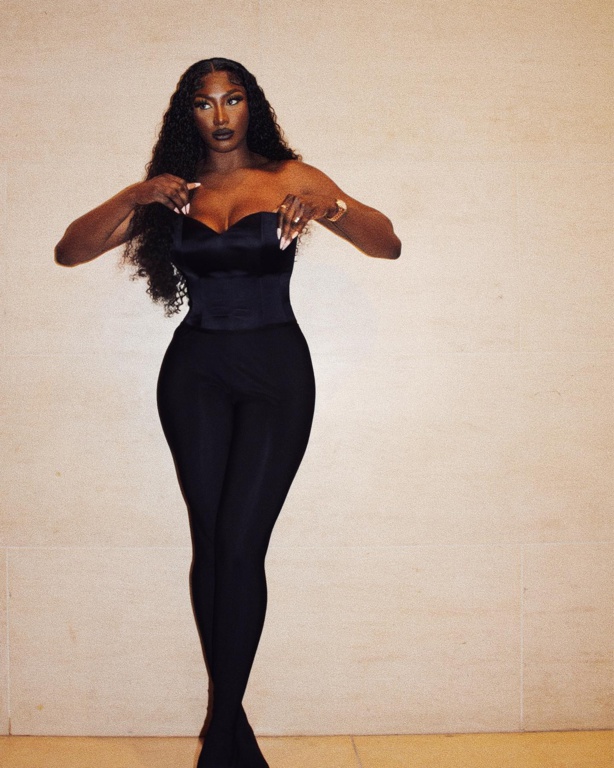 Aya Nakamura met en valeur son teint Aya Nakamura met en valeur son teint