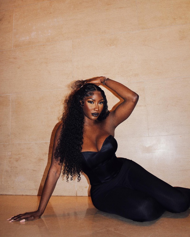 Aya Nakamura met en valeur son teint Aya Nakamura met en valeur son teint