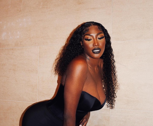 Aya Nakamura met en valeur son teint Aya Nakamura met en valeur son teint