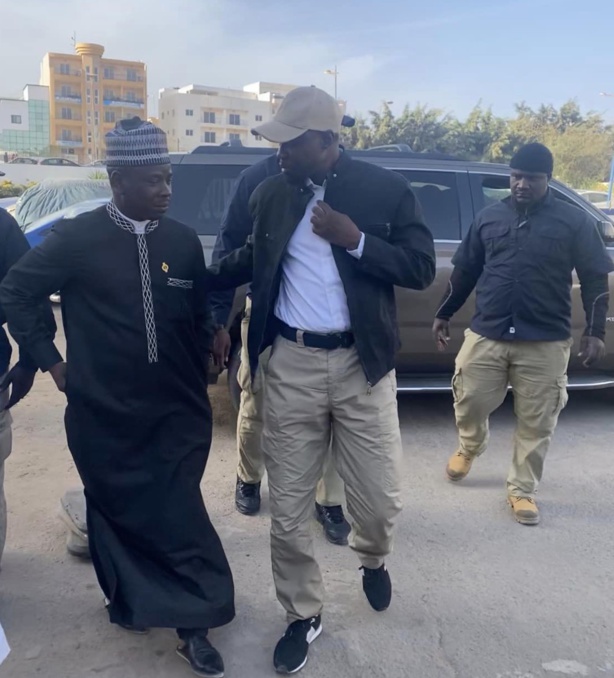 Ousmane Sonko s'est rendu aux brigades de gendarmerie de Ouakam et de Thiong pour... Ousmane Sonko s'est rendu aux brigades de gendarmerie de Ouakam et de Thiong pour...