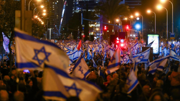 Israël : la fronde anti-Netanyahu se poursuit, des manifestations dans une vingtaine de villes Israël : la fronde anti-Netanyahu se poursuit, des manifestations dans une vingtaine de villes