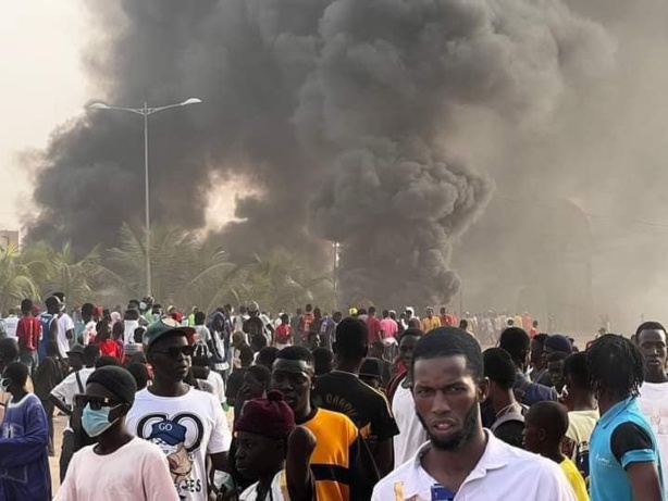 Mbacké : ça chauffe ! les Pastéfiens et forces de l’ordre s’affrontent…Ousmane Sonko en route Mbacké : ça chauffe ! les Pastéfiens et forces de l’ordre s’affrontent…Ousmane Sonko en route