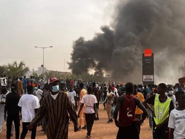 Mbacké : ça chauffe ! les Pastéfiens et forces de l’ordre s’affrontent...Ousmane Sonko en route Mbacké : ça chauffe ! les Pastéfiens et forces de l’ordre s’affrontent...Ousmane Sonko en route