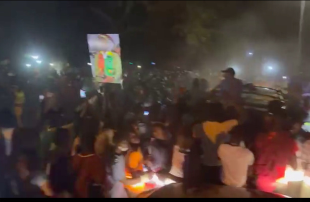VIDEO : Sonko contourne le dispositif sécuritaire et draine une foule en liesse à Mbacké