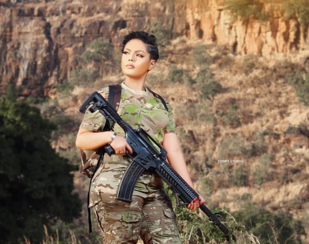 L'influenceuse malienne Bijou Siraba en campagne contre les Jihadistes L'influenceuse malienne Bijou Siraba en campagne contre les Jihadistes