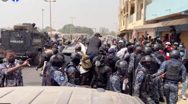 Le Cortège de Sonko bloqué sur la corniche, des échauffourées notées Le Cortège de Sonko bloqué sur la corniche, des échauffourées notées