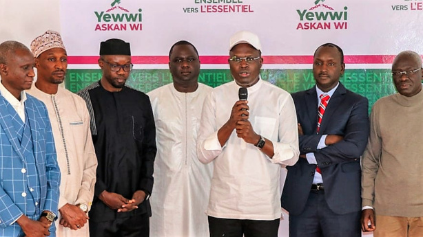 Ousmane Sonko violenté : La coalition Yewwi Askan wi dénonce un “totalitarisme intégral” Ousmane Sonko violenté : La coalition Yewwi Askan wi dénonce un “totalitarisme intégral”