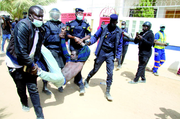 Arrêtés sur la corniche Ouest, les 31 partisans de Ousmane Sonko jugés jeudi prochain Arrêtés sur la corniche Ouest, les 31 partisans de Ousmane Sonko jugés jeudi prochain
