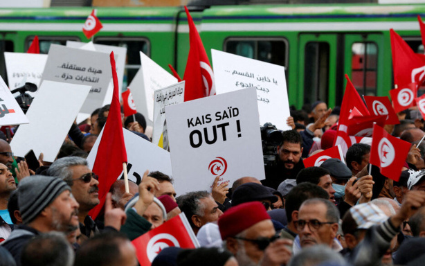 Tunis : Des centaines de tunisiens manifestent contre les propos "racistes" de leur président de la République Kais Saied