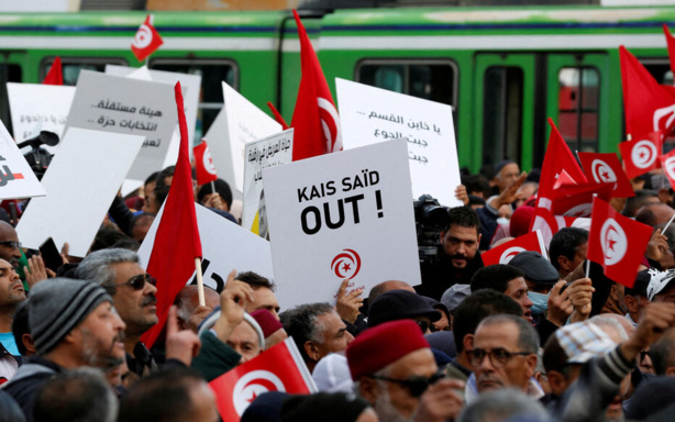 Tunis : Des centaines de tunisiens manifestent contre les propos "racistes" de leur président de la République Kais Saied Tunis : Des centaines de tunisiens manifestent contre les propos "racistes" de leur président de la République Kais Saied