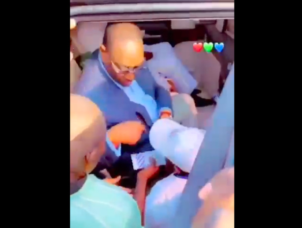 Vidéo de Macky Sall distribuant des billets depuis sa voiture 