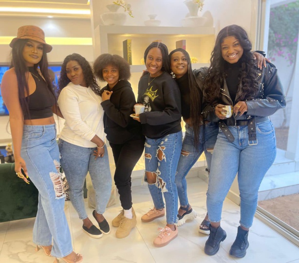 Mia Guissé et Dieyna Baldé en plein tournage Mia Guissé et Dieyna Baldé en plein tournage