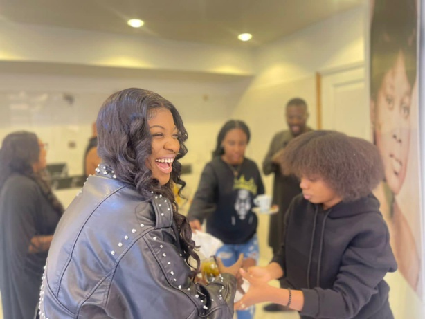 Mia Guissé et Dieyna Baldé en plein tournage Mia Guissé et Dieyna Baldé en plein tournage