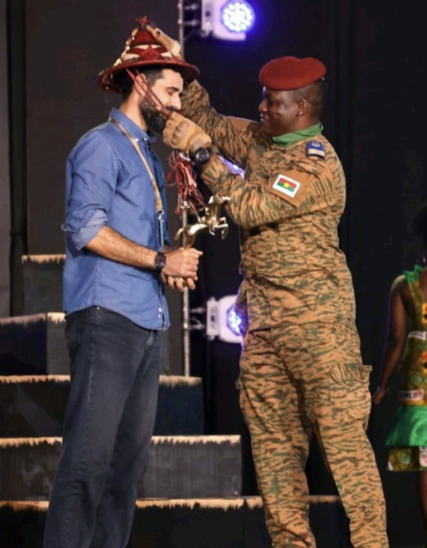 Le Président burkinabé répond à la haine par l’amour. Il remet le trophée FESPACO d’or à un tunisien Le Président burkinabé répond à la haine par l’amour. Il remet le trophée FESPACO d’or à un tunisien