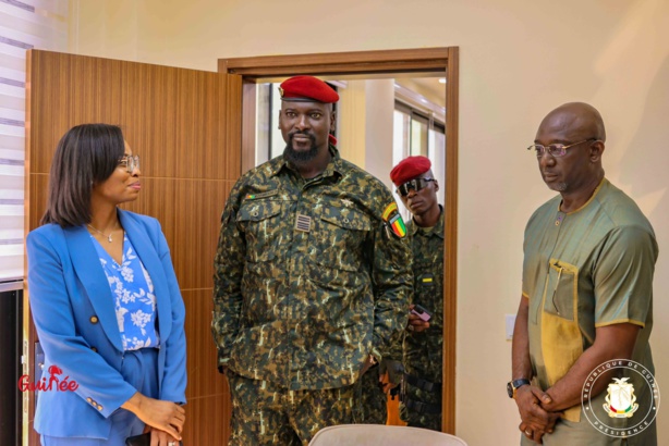 Guinée : Le Colonel Mamadi Doumbouya a effectué des visites surprises dans deux ministères 