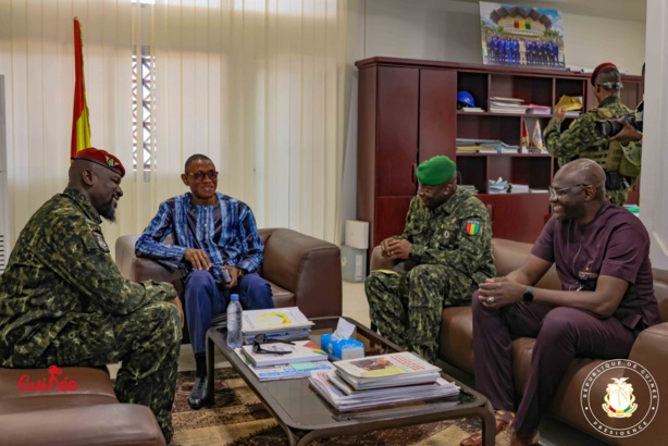 Guinée : Le Colonel Mamadi Doumbouya a effectué des visites surprises dans deux ministères 