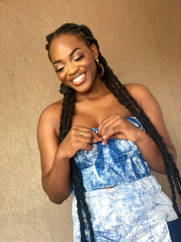 La slameuse Lydol en parfaite complicité avec l'artiste Guinéen Grand P . La slameuse Lydol en parfaite complicité avec l'artiste Guinéen Grand P .