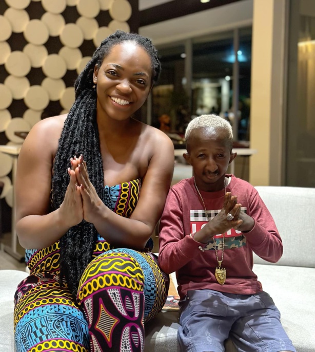 La slameuse Lydol en parfaite complicité avec l'artiste Guinéen Grand P . La slameuse Lydol en parfaite complicité avec l'artiste Guinéen Grand P .