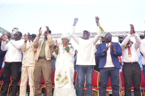 Giga Meeting de Yewwi : Les images de la démonstration de force des militants au terrain Acapes des Parcelles Assainies Giga Meeting de Yewwi : Les images de la démonstration de force des militants au terrain Acapes des Parcelles Assainies