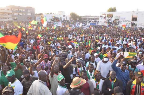 Giga Meeting de Yewwi : Les images de la démonstration de force des militants au terrain Acapes des Parcelles Assainies Giga Meeting de Yewwi : Les images de la démonstration de force des militants au terrain Acapes des Parcelles Assainies