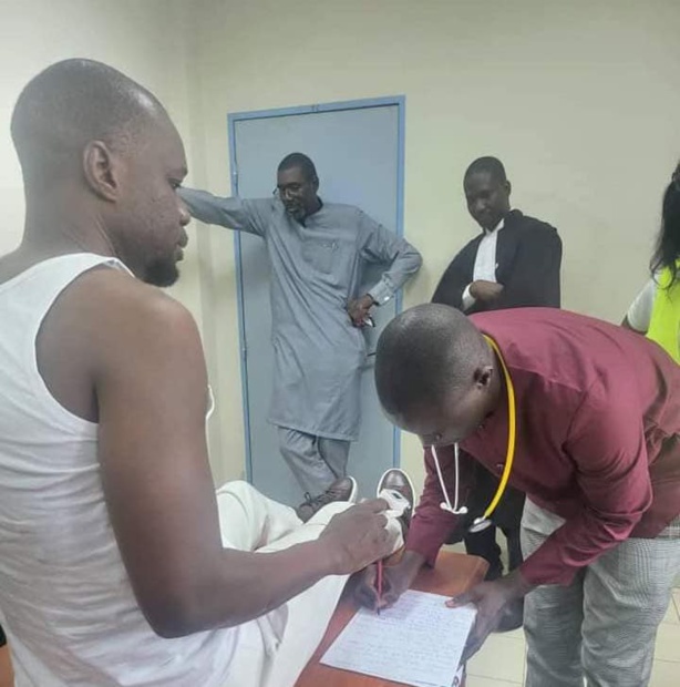 Blessé, Ousmane Sonko évacué dans une clinique Blessé, Ousmane Sonko évacué dans une clinique