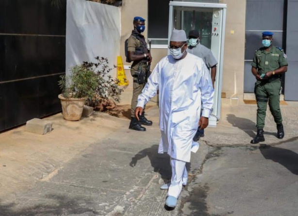 Mermoz : Un Responsable de l’Apr tente de s’immoler par le feu devant la résidence privée de Macky Mermoz : Un Responsable de l’Apr tente de s’immoler par le feu devant la résidence privée de Macky