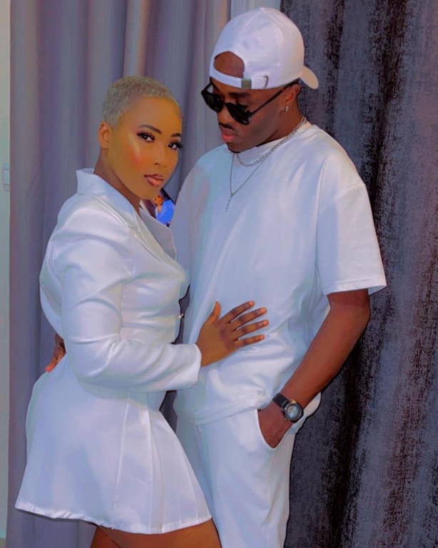 L'influenceuse "Républicaine" Rangou s'affiche avec ses hommes L'influenceuse "Républicaine" Rangou s'affiche avec ses hommes