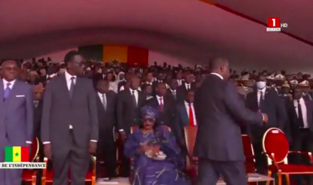 Défilé du 4 avril :Quand Marieme Faye Sall s'assoie avant le Président Défilé du 4 avril :Quand Marieme Faye Sall s'assoie avant le Président