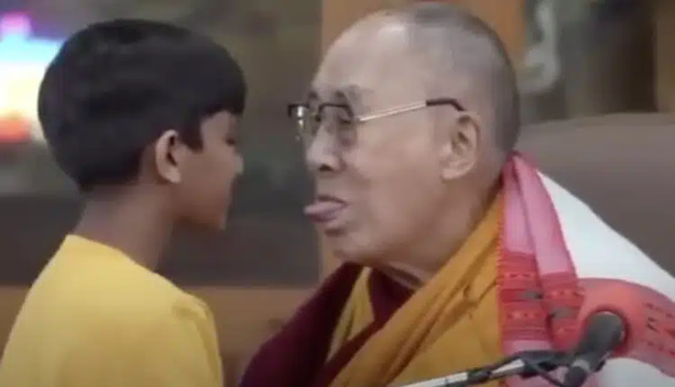 Le Dalaï Lama Chef spirituel "tibétain" demande à un enfant de lui suc£r la langue et suscite l'indignation