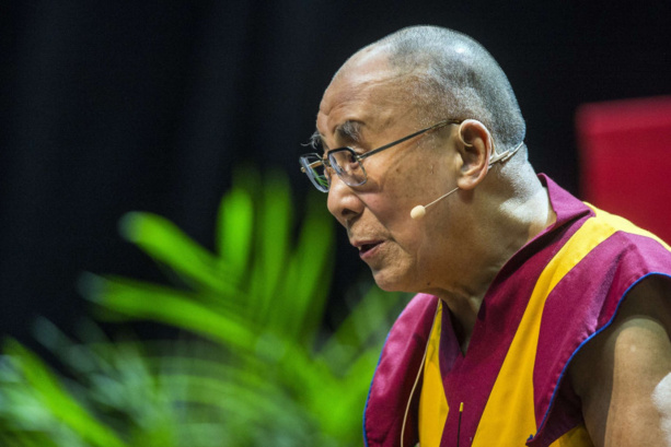 Le Dalaï Lama s'excuse après avoir demandé à un enfant de lui "sucer la langue" Le Dalaï Lama s'excuse après avoir demandé à un enfant de lui "sucer la langue"